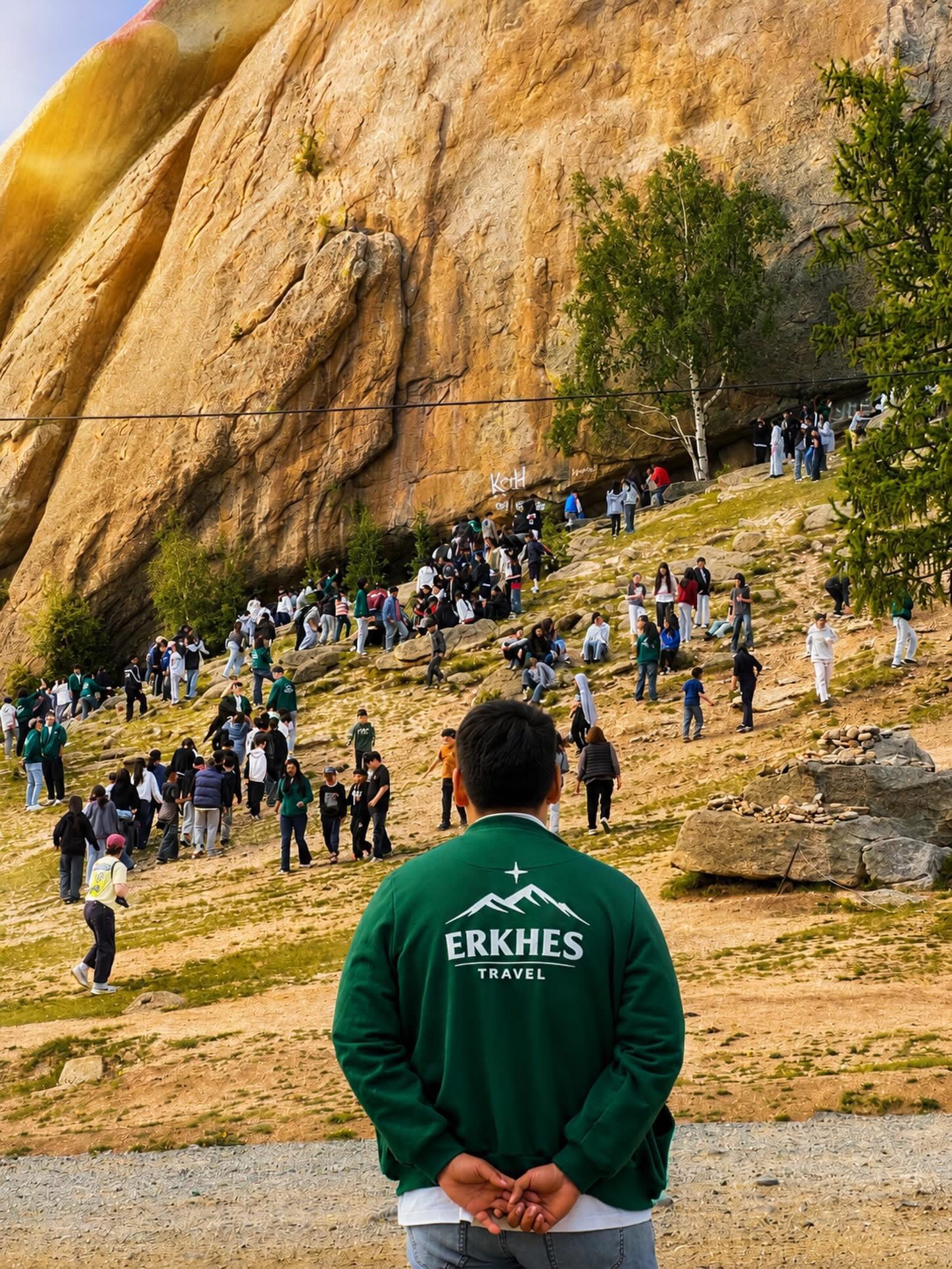 Erkhes Travel-ийн удирдагч багш сурагчдын аяллыг зохион байгуулж буй нь